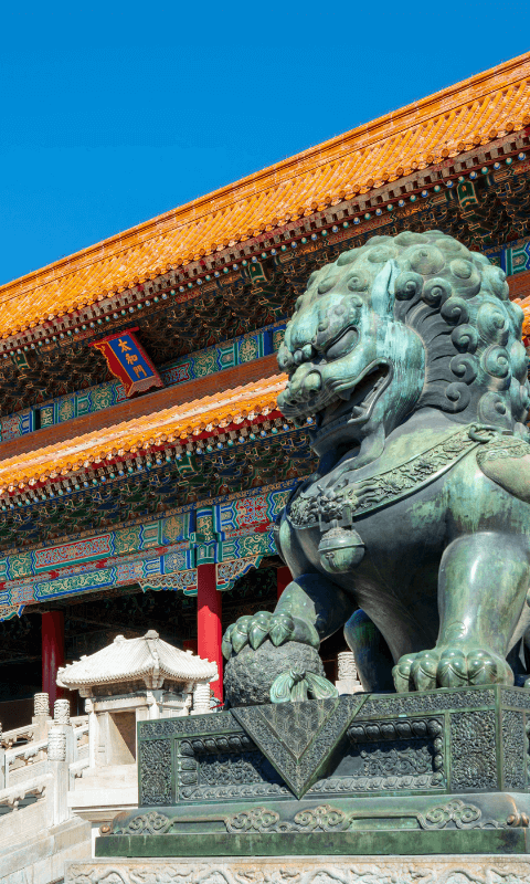 Chinesisches Gebäude mit einer Statue im Vordergrund