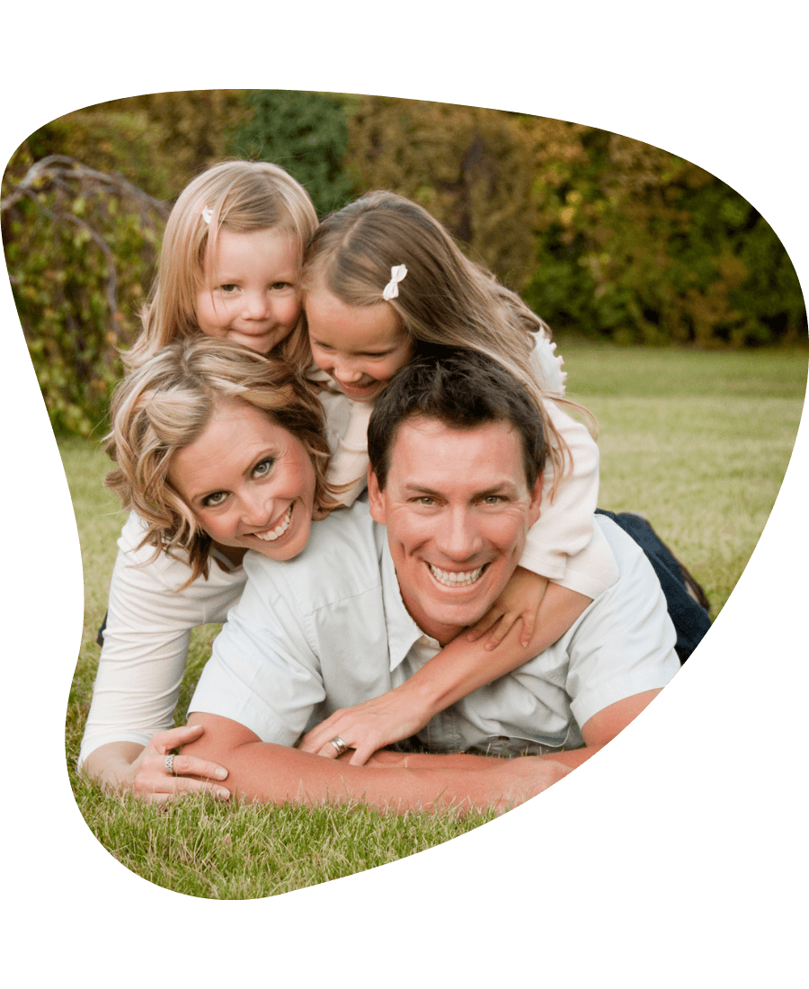 Junge Familie auf einer Wiese