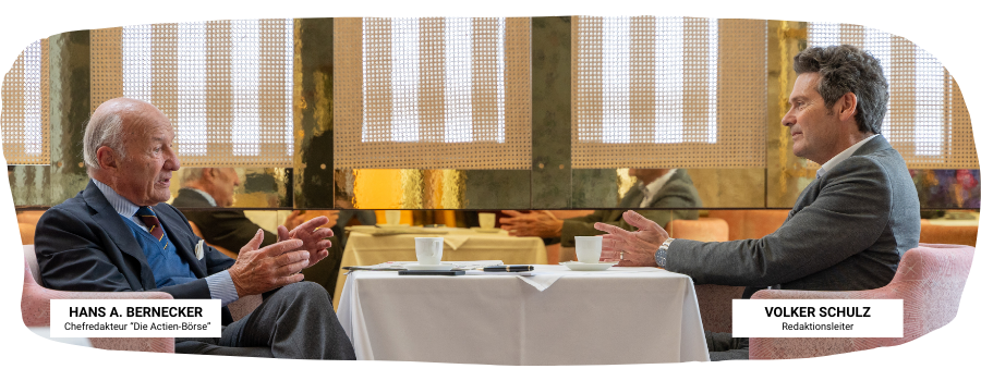 Hans A. Bernecker und Volker Schulz sitzen sich an einem Tisch gegenüber und unterhalten sich