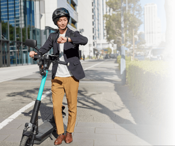 Junger Mann mit E-Roller